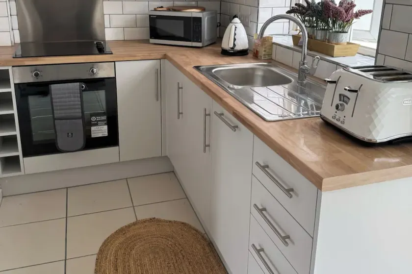 Cottage - Sleeps 4 - Pet Ok - Patio - Parking - Image 1