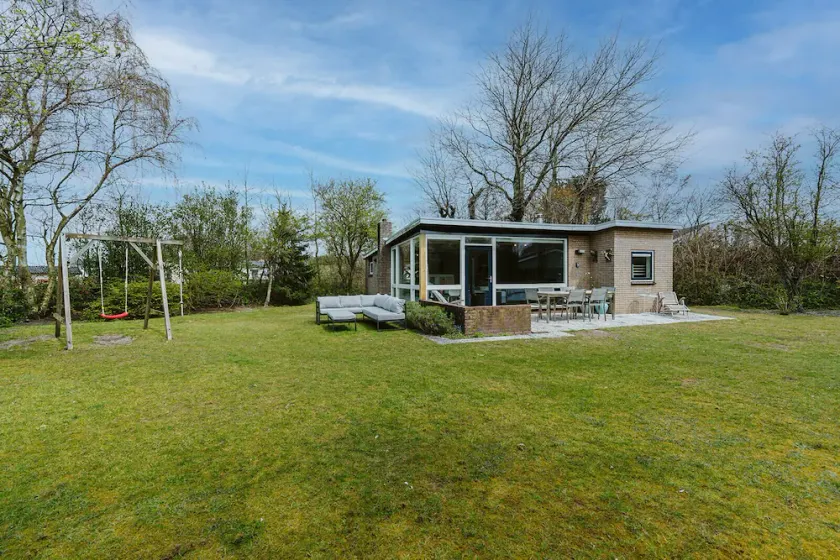 Holiday bungalow in park Prinsenhof, situated closely to the dunes and Noordzeepark. The property includes a very large garden with lots of privacy. There is room to park 2 cars on the property. - Image 1