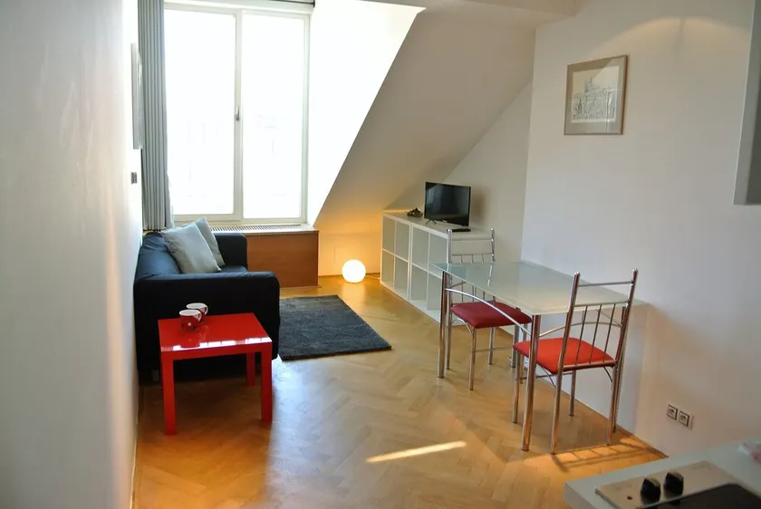 Charming and uniquely spaced Duplex apartment - easy walking to all main places - Image 1