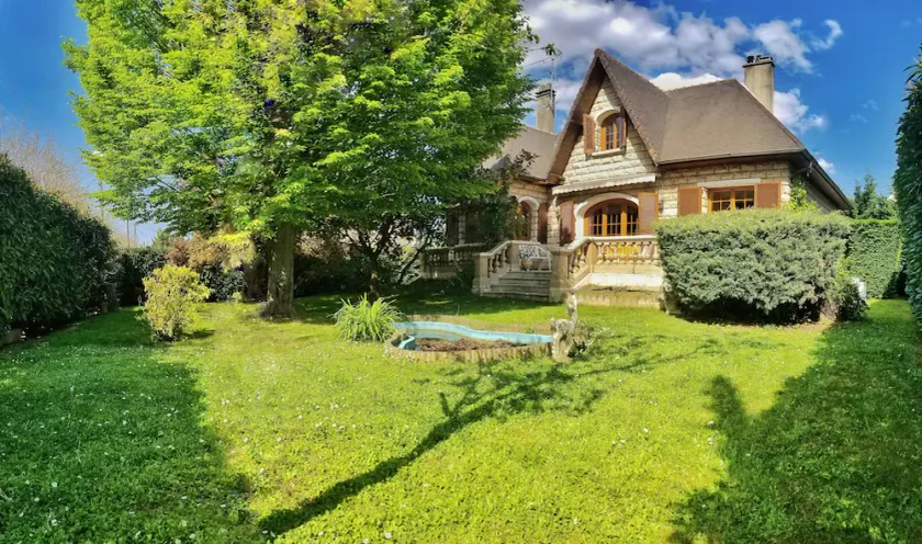 Villa with large garden in quiet location near Paris, Orly, forest and lakes - Image 1
