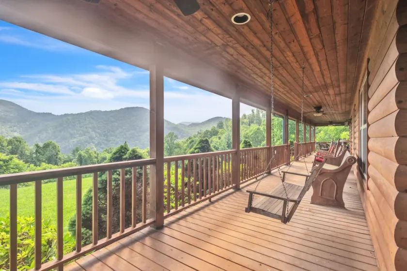Cozy Mountain Retreat W/ Scenic Views 3 Bedroom Home by RedAwning - Image 1