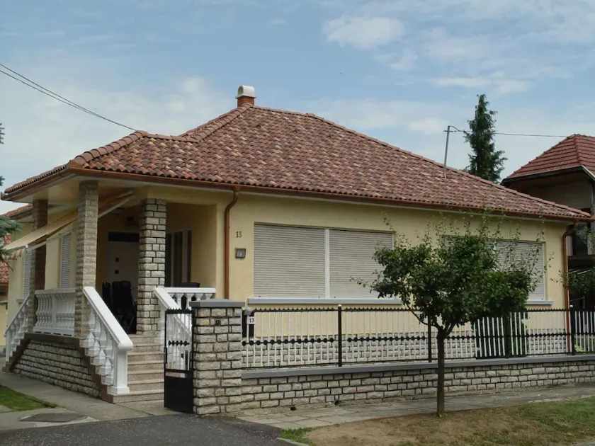 Holiday home with terrace and air conditioning - Image 1