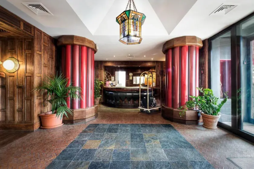 Colony Hotel - Image 1