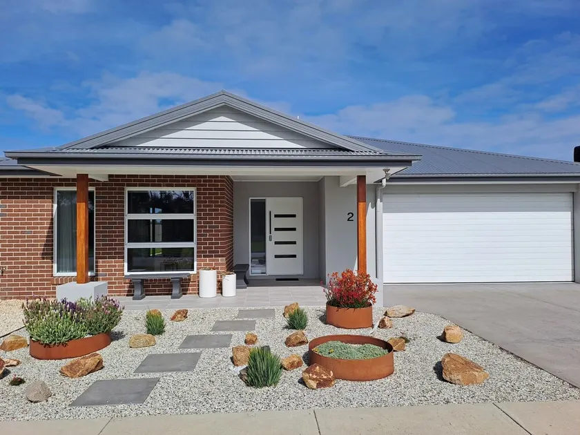 Modern 4 bedroom Family Home in Inverloch - Image 1