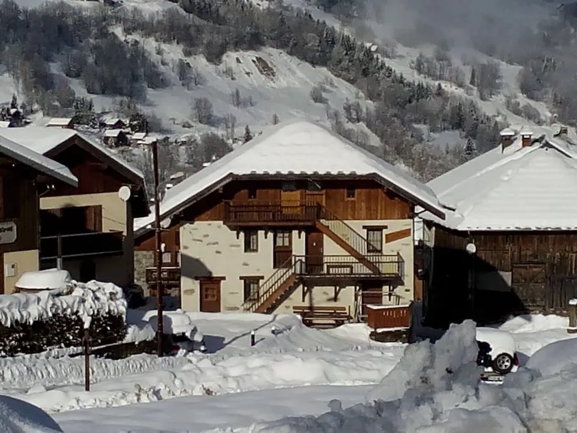 Chalet close to the ski slopes - Image 1