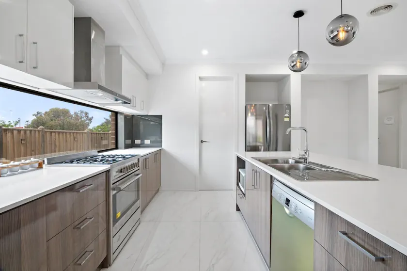 Spacious 5-Bed Home in Peaceful Point Cook - Image 1