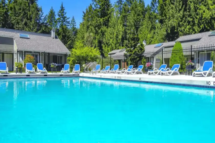 Rathtrevor BEACH - POOL + HOT TUB (Sleeps 6)   - Image 1