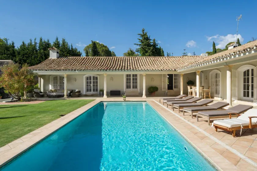 Bezauberndes, luxuriöses Einfamilienhaus mit Pool in Strand- und Golfnähe - Image 1