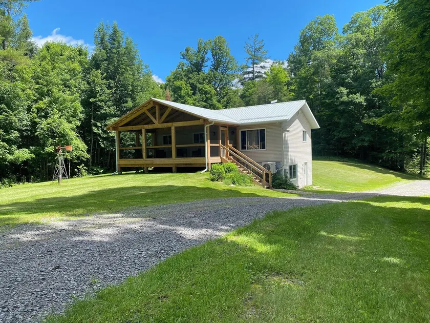 Home/Cottage near Calabogie with 40 acres. 5 min from White Lake boat launch. - Image 1