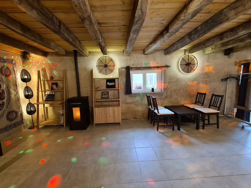 Gîte avec Réception, Dortoir, Terrasse et Pétanque - Tout Inclus! - Image 1