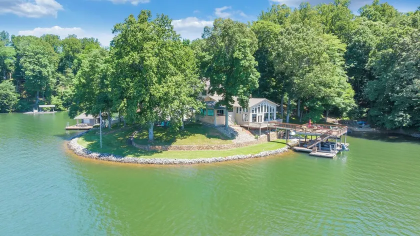 Lakefront 600 ft shore with beach & 28x28 sundeck, 4 King & 3 Twin beds for 11 - Image 1