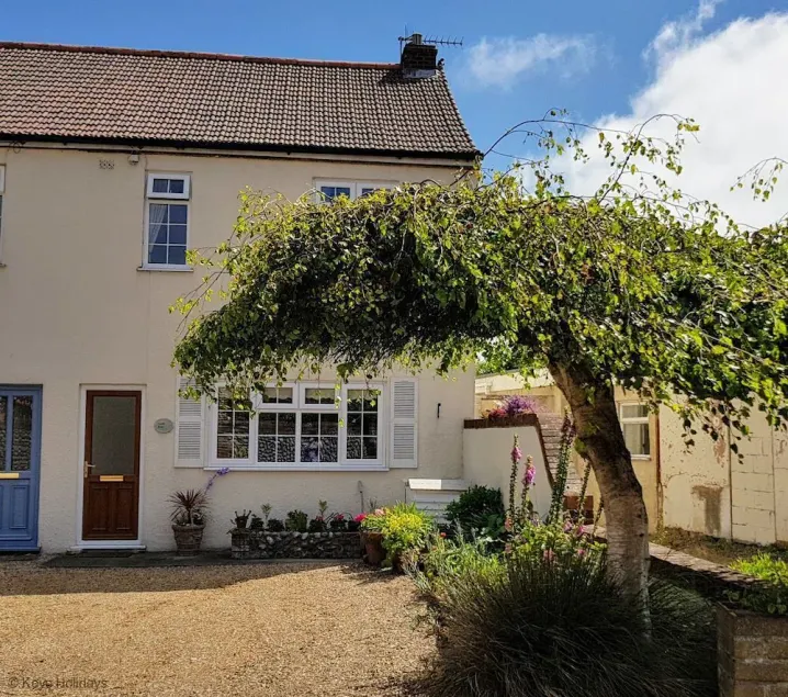 In the heart of the popular seaside village of West Runton, close to all the shops, cafes and beach. - Image 1
