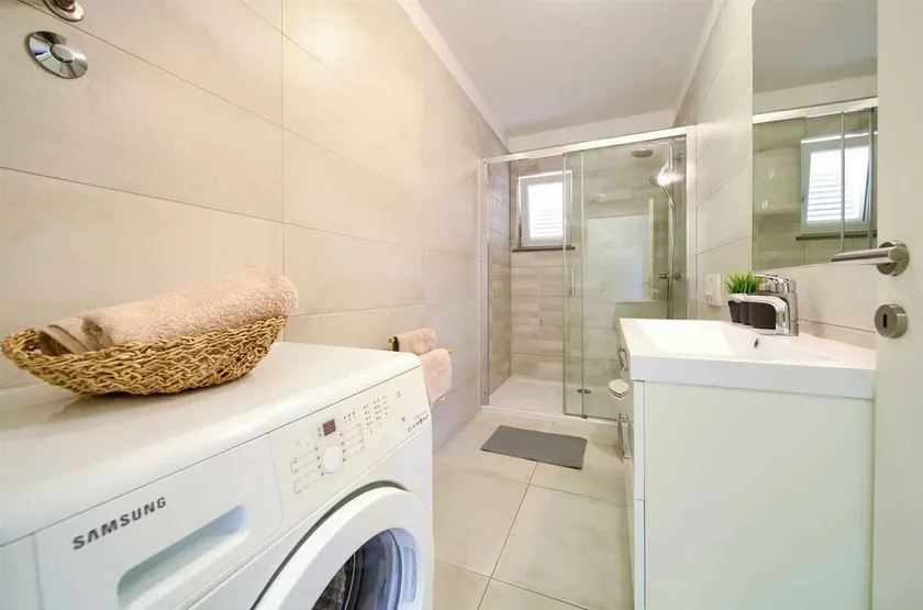 Holiday apartment with terrace and air conditioning - Image 1