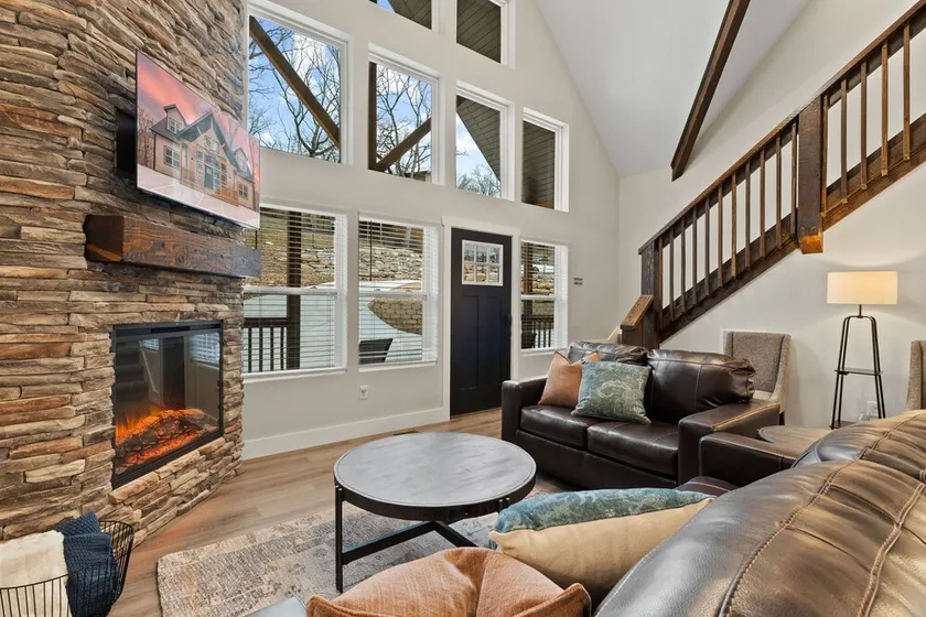IN DOOR POOL- 7BR 5 BA Sleeps 20 People by Table Rock Lake & Silver Dollar City - Image 1