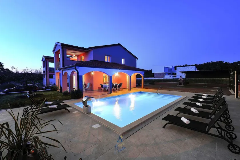 Charmante Villa mit Hydro-Massage-Pool, perfekt für Gruppen von 8 Personen - Image 1