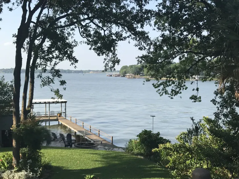 2 Steps SE of Dallas   Waterfront 4 Bedroom 2 Bath  Sleeps 12   2400 sq ft - Image 1
