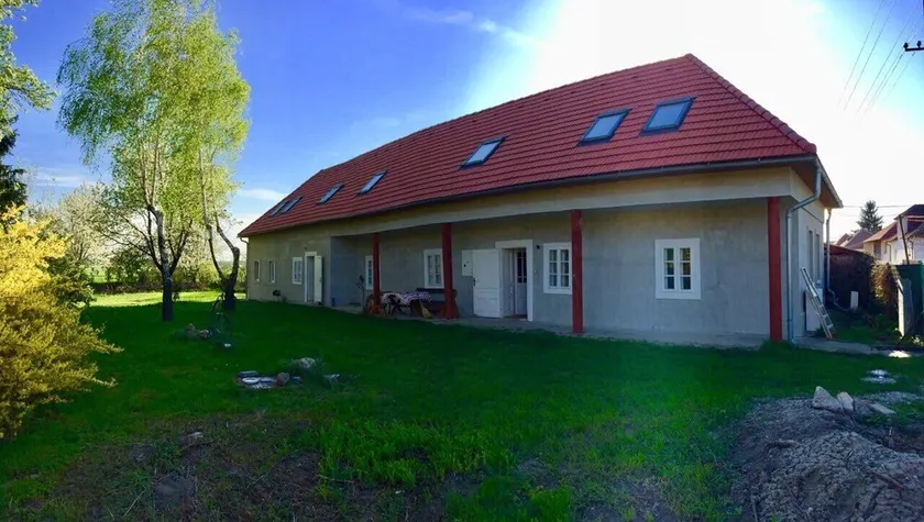 Traditional country house with a big garden - Image 1