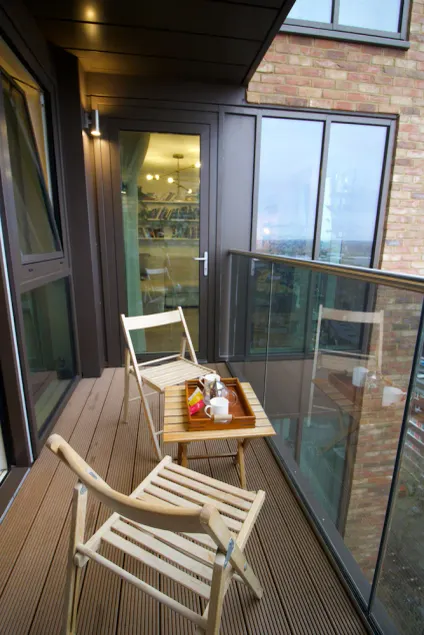 Luxury Surrey Quays Apartment - Image 1