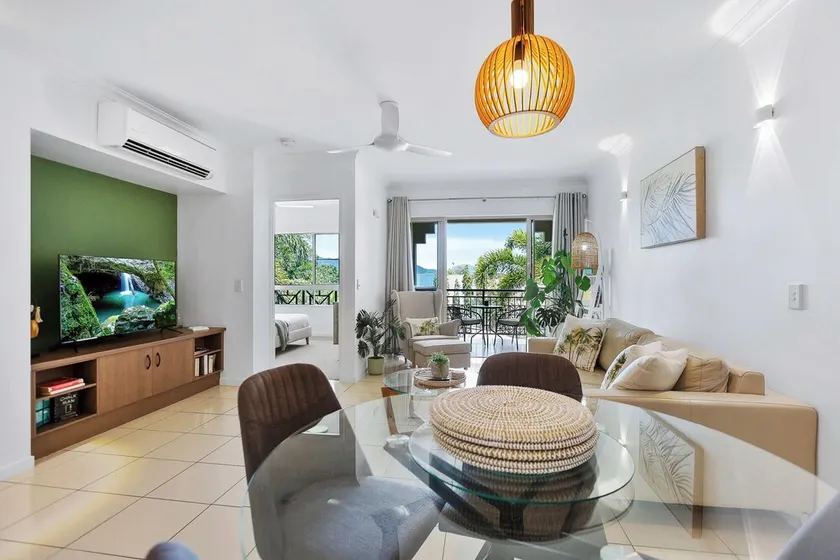 Top Floor Apartment with Pool Gym and BBQ Oasis - Image 1