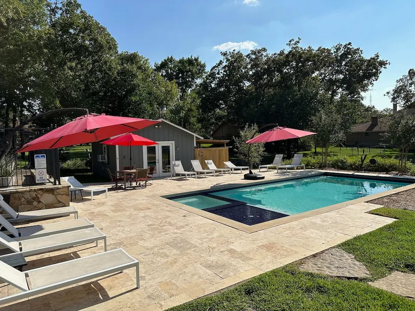 Luxury Lakefront @ Cedar Creek. Private luxury heated pool and Hot Tub! - Image 1