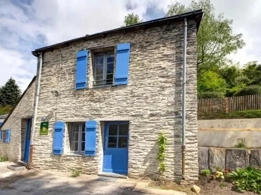 Charming Riverside Cottage with Authentic Decor, Private Garden, and Fishing Amenities - Image 1