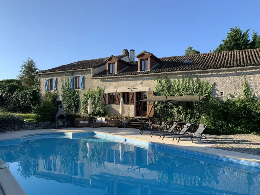 Luxurious farmhouse property with chic barn conversion & fabulous pool - Image 1