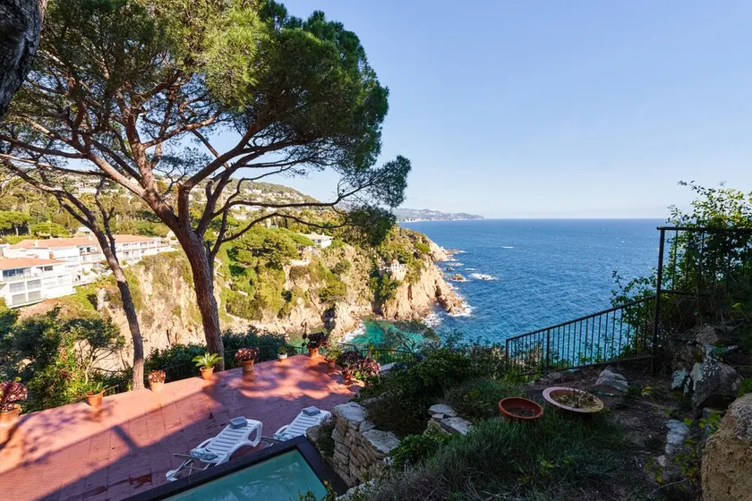 House on a cliff with beautiful views of the sea and pool with Jacuzzi - Image 1