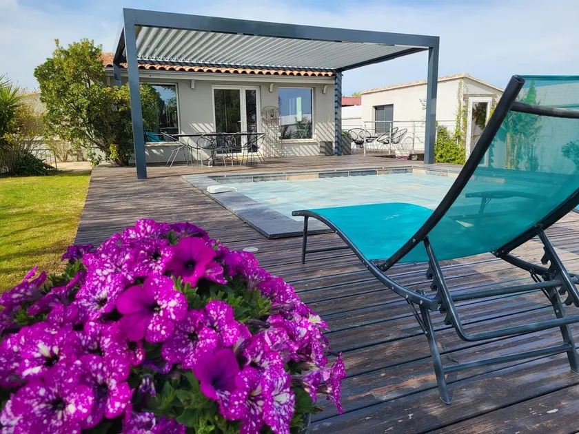 AIR-CONDITIONED HOUSE WITH A SWIMMING POOL BETWEEN THE ALPILLES AND THE CAMARGUE, 30 MINUTES FROM THE OCEAN - Image 1