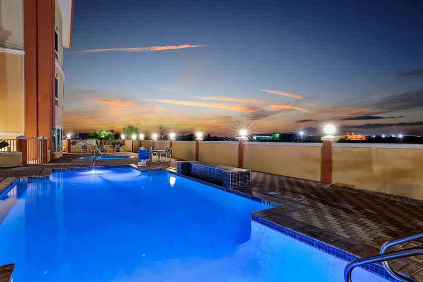 SUPER 8 BY WYNDHAM HIDALGO/MCALLEN AREA - Image 1