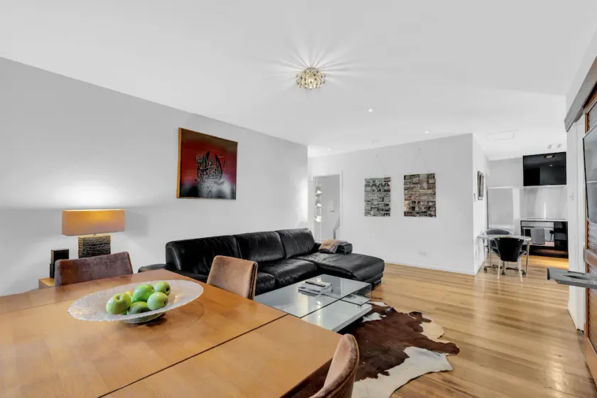 Lovely apartment with huge sunny garden in the heart of Yarraville Village. - Image 1