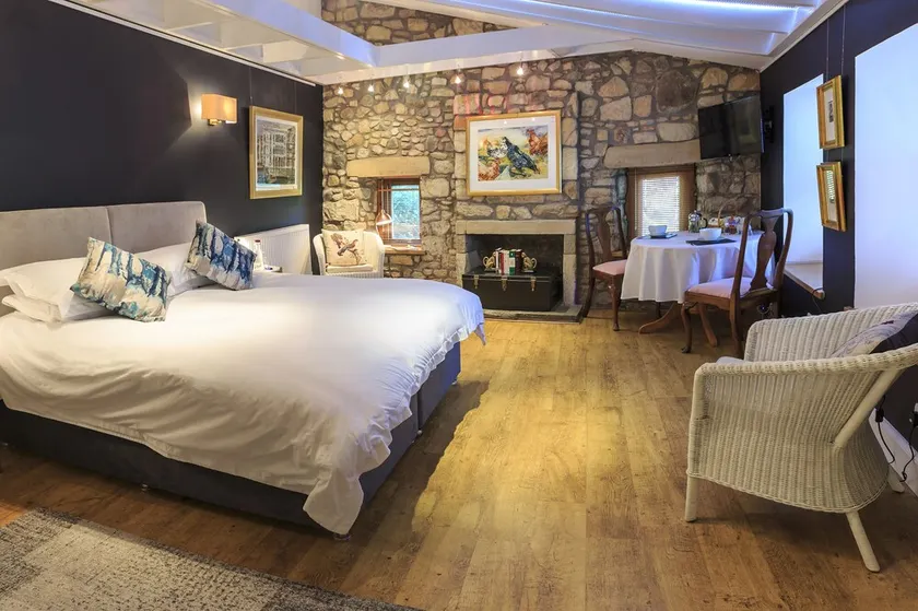 Deluxe double room with views of Falkland Palace - Image 1