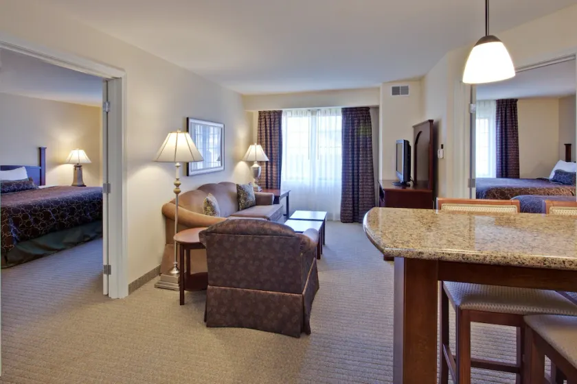 Accessible Suite nur 16 km von Indianapolis entfernt | Kostenloses Frühstück + Zugang zum Pool - Image 1