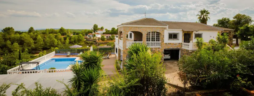 Large Family Villa: private pool, near lake & beach - Sleeps 10 - Image 1