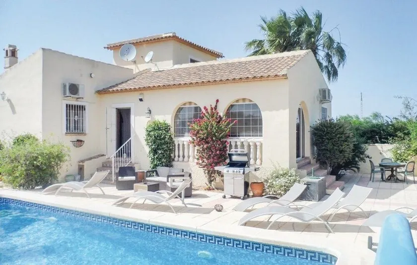 Comfortable family villa with private heated pool for 8 people - Image 1