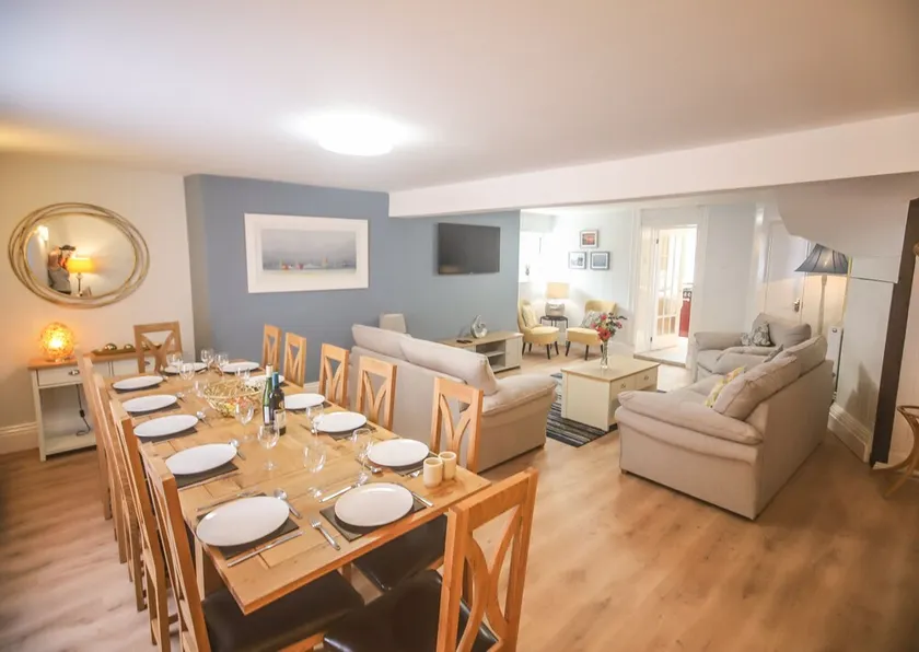 Une propriété de 6 chambres, à 2 minutes à pied du front de mer, de la plage et des restaurants. - Image 1