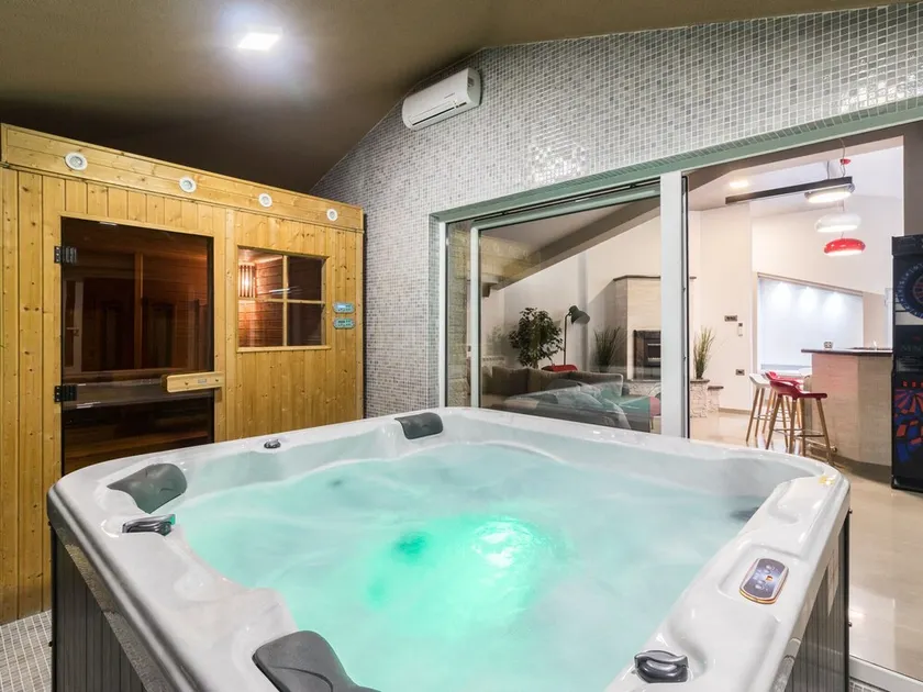 Villa in Pula With Pool Near Roman Arena - Image 1