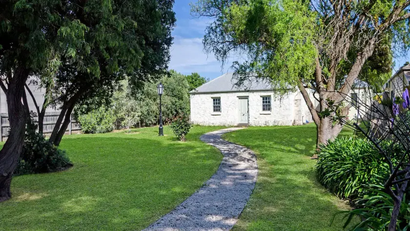A beautiful combination of old and news in this 4 bedroom cottage - Image 1