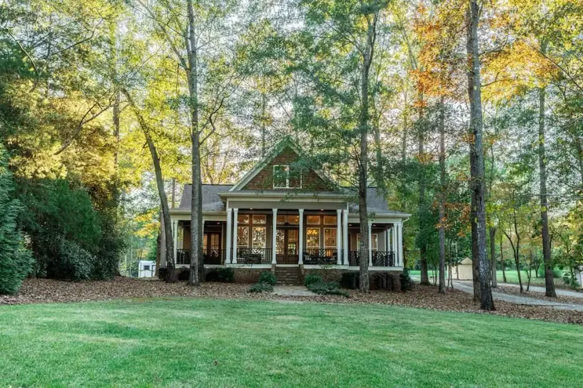 Luxury Lakefront Getaway on Beautiful Lake Sinclair - Image 1