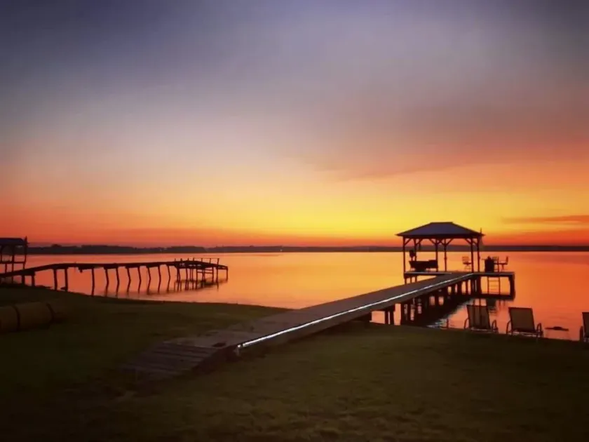 Lake cottage with breathtaking views! - Image 1