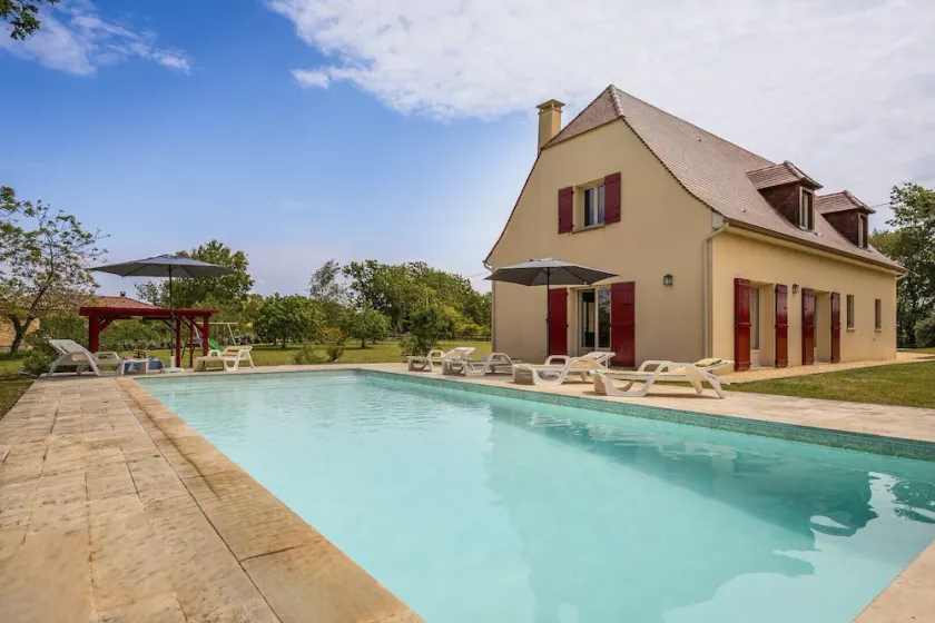 Malsac is a spacious holiday home with large garden and private swimming pool - Image 1