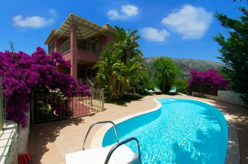 Villa Ianthi, Stamoulis villas at the heart of the island - Image 1
