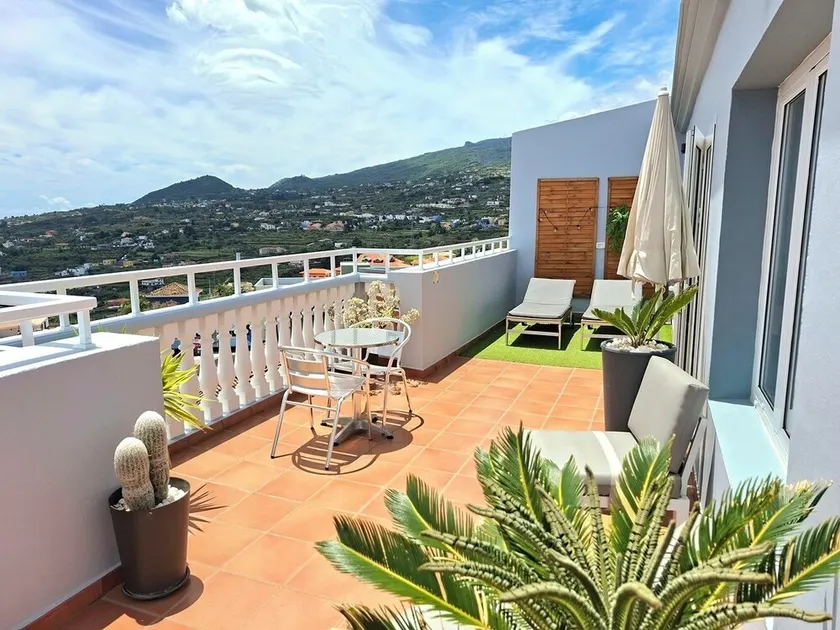 Apartment with sea and mountain views. Close to everything and ideal connections. - Image 1