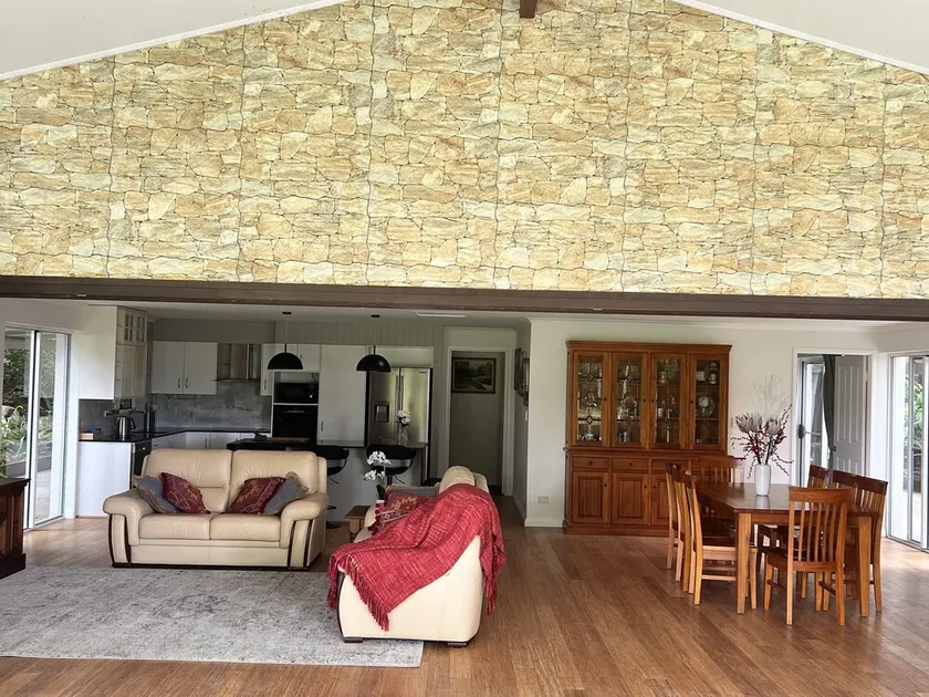 Cottage in country setting - Image 1
