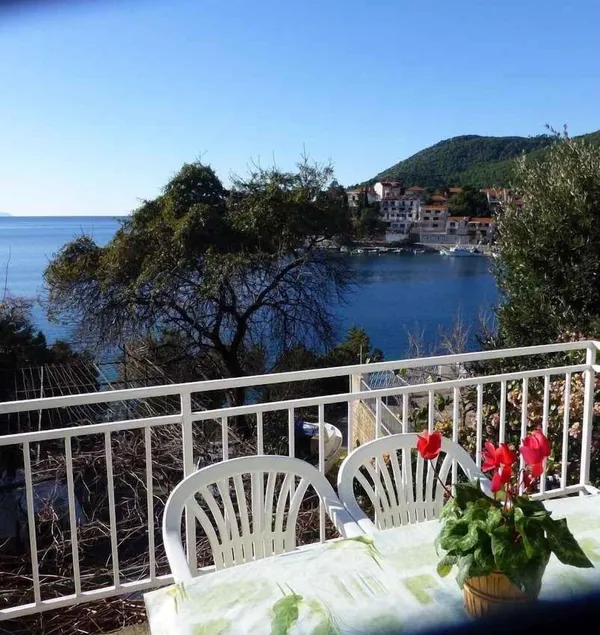 Holiday apartment with sea view - Image 1