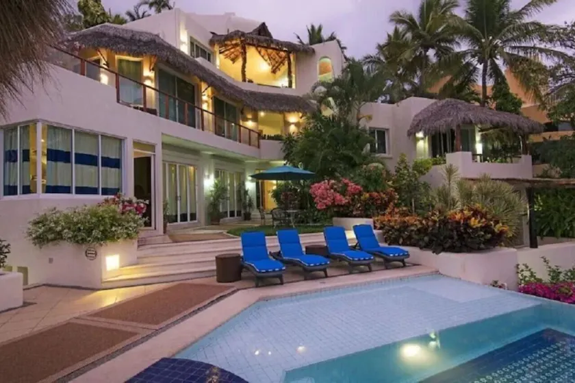 Fully staffed oceanfront Villa in gated community - Image 1