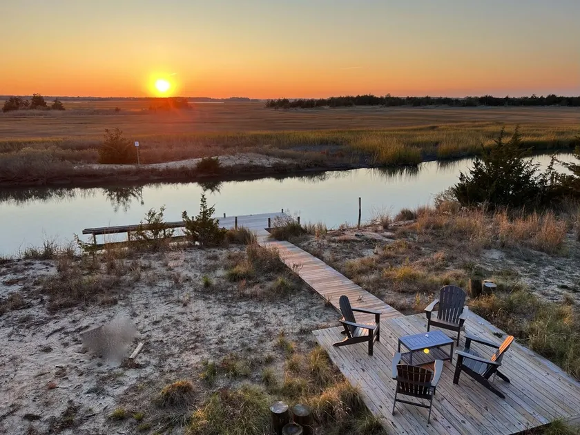 🏖Sunset Gem,  Waterfront Creek/Dock 🚣‍♀️ Beach Across Street 🦴Pet Friendly - Image 1