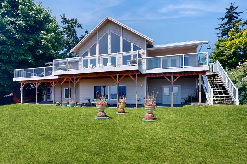 Stunning 2 level waterfront home with firepit, WiFi, views, and pool table - Image 1