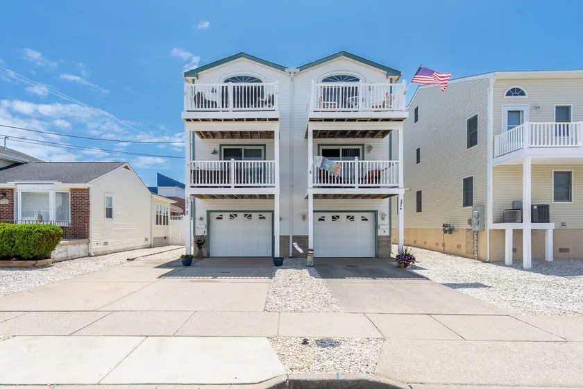 Renovated with Backyard Oasis! Quick Walk to Town & Beach. 4 BRs. Sleeps 10 - Image 1