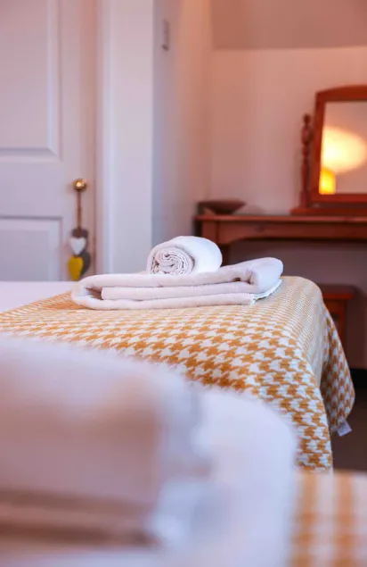 Pet friendly lakeside cottage with private hot tub, onsite golf course & cafe - Image 1
