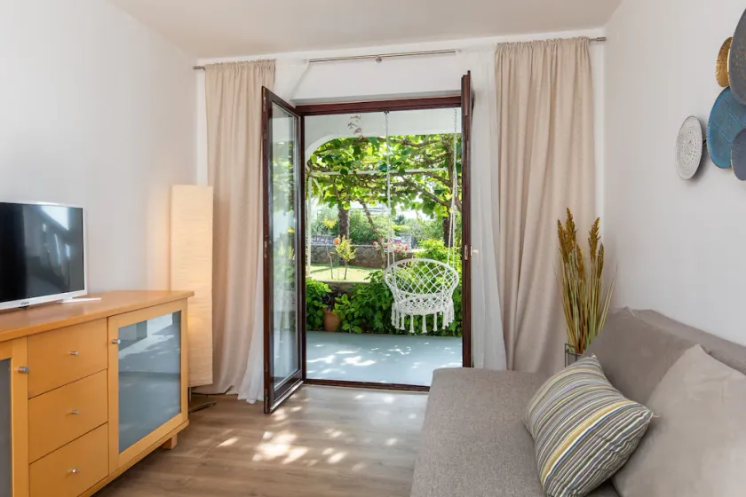2-Zimmer-Ferienwohnung mit Terrasse Njivice, Krk (A-17010-a) - Image 1